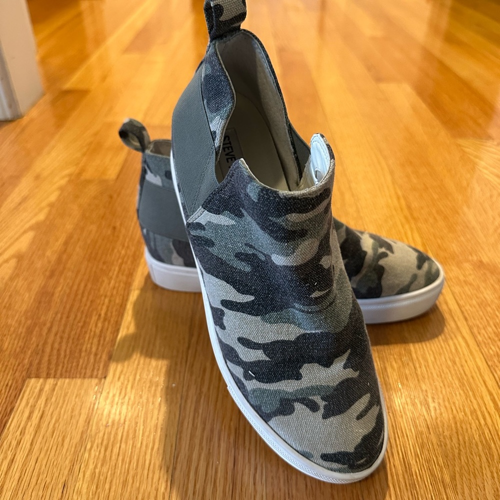 Steve Madden Women’s CRUSHIN Camo Hidden Wedge High Top Sneakers size: 8
